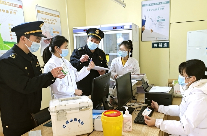 圖為1月31日?qǐng)?zhí)法人員在一家鄉(xiāng)鎮(zhèn)衛(wèi)生院檢查。