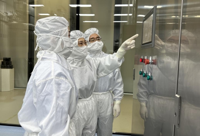 圖為監(jiān)管人員在配制間查看料體貯存罐的設備參數。（齊桂榕 攝）