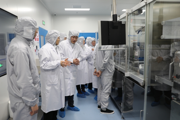 圖為派駐檢查員檢查疫苗生產(chǎn)企業(yè)生產(chǎn)線。（葉陽歡攝）