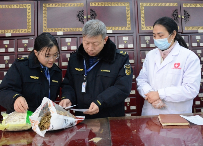 圖為執(zhí)法人員在一家零售藥店檢查中藥飲片質(zhì)量安全情況。