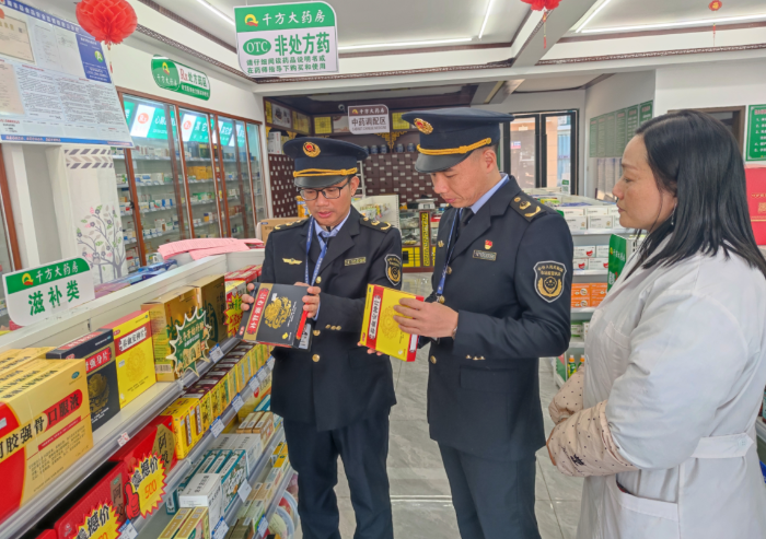 圖為3月2日，該局執(zhí)法人員在一家零售藥店檢查滋補(bǔ)養(yǎng)顏類藥品質(zhì)量。