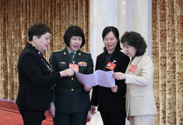 圖為全國(guó)政協(xié)醫(yī)衛(wèi)界別部分委員在小組會(huì)議結(jié)束后，繼續(xù)討論政府工作報(bào)告內(nèi)容。