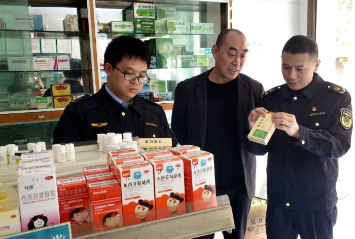 圖為執(zhí)法人員在大木森林公園景區(qū)一家便民藥房檢查藥品質(zhì)量。