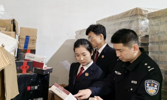 辦案人員清點涉案物品