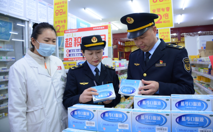 圖為該所執(zhí)法人員在一家藥店檢查春季常用藥品。