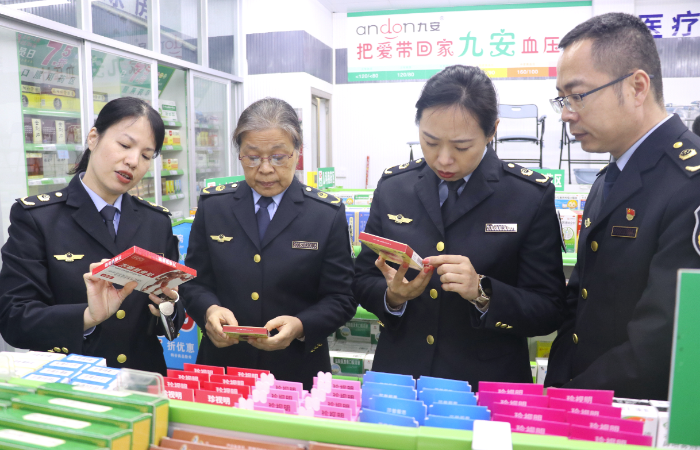 圖為該局執(zhí)法人員深入轄區(qū)藥店進行抽查。