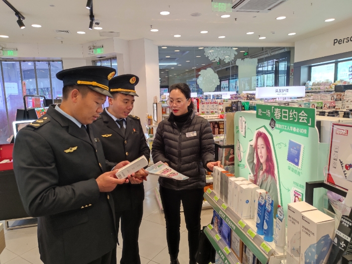 圖為3月19日，該局執(zhí)法人員在化妝品專賣店檢查。