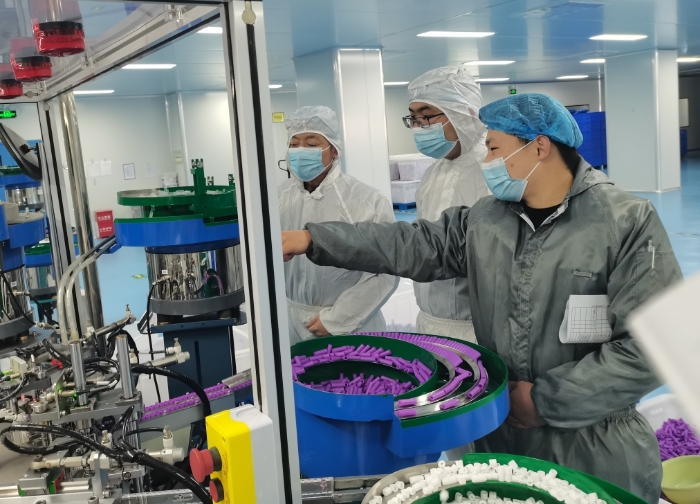 圖為監(jiān)管人員檢查末稍采血針自動組裝機。