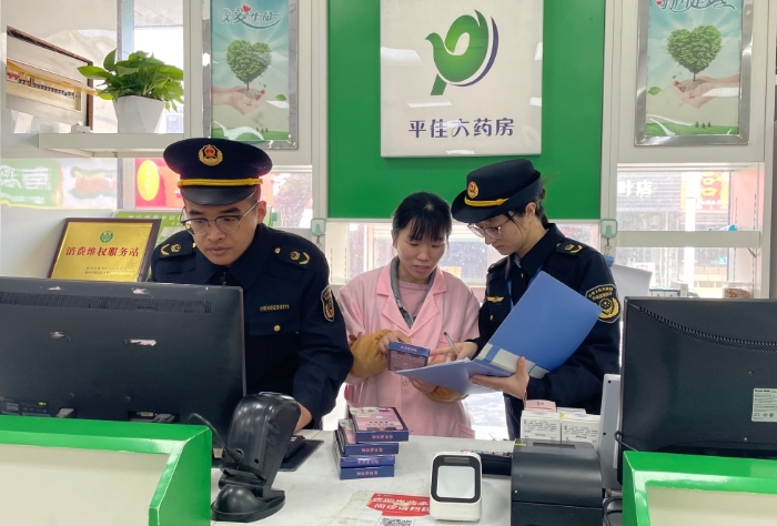 圖為執(zhí)法人員在一家醫(yī)療器械網(wǎng)絡(luò)銷售單位開展檢查。