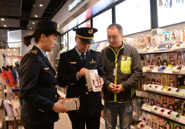 圖為執(zhí)法人員在一家化妝品店檢查染發(fā)類特殊化妝品。