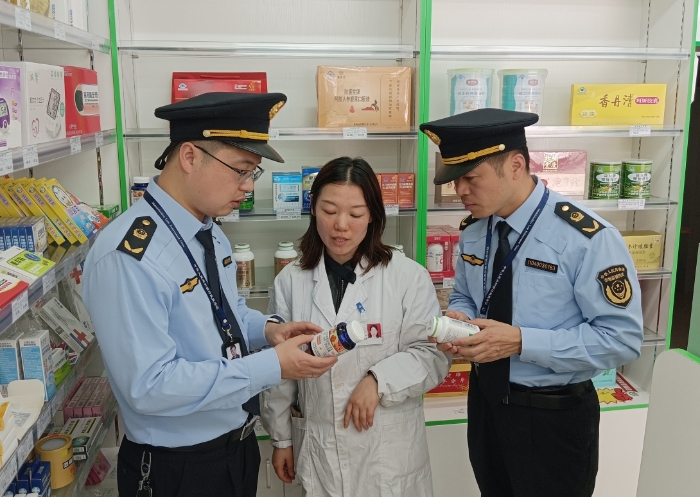 圖為該局執(zhí)法人員正在一家藥店內(nèi)開展檢查。