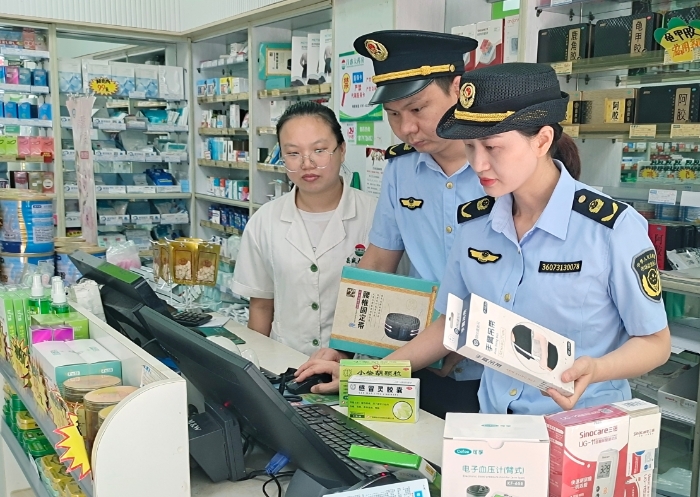 圖為執(zhí)法人員在轄區(qū)內(nèi)藥店檢查藥械化質(zhì)量。