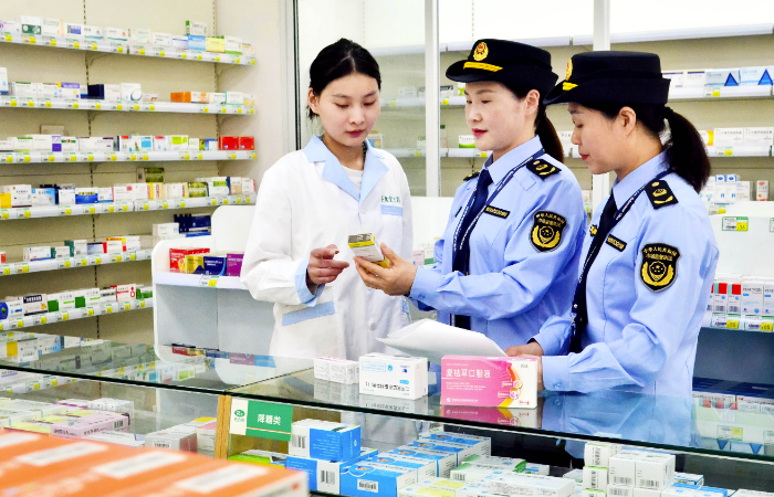 圖為該局執(zhí)法人員在農(nóng)村一家藥店檢查貨架上的藥品。