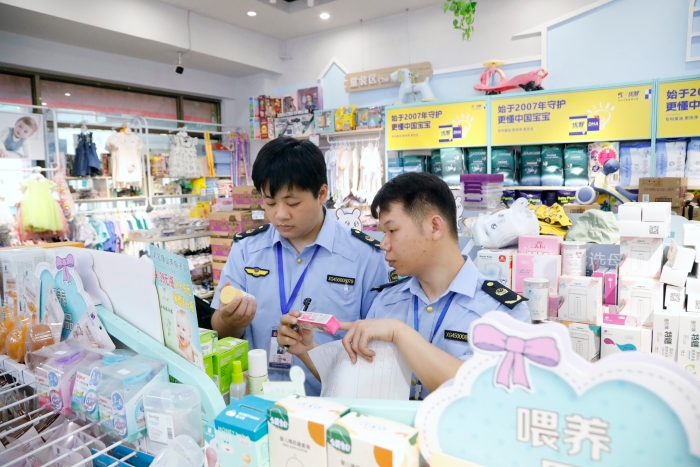 圖為該局執(zhí)法人員在一家母嬰用品店檢查兒童化妝品。（何正君 攝）