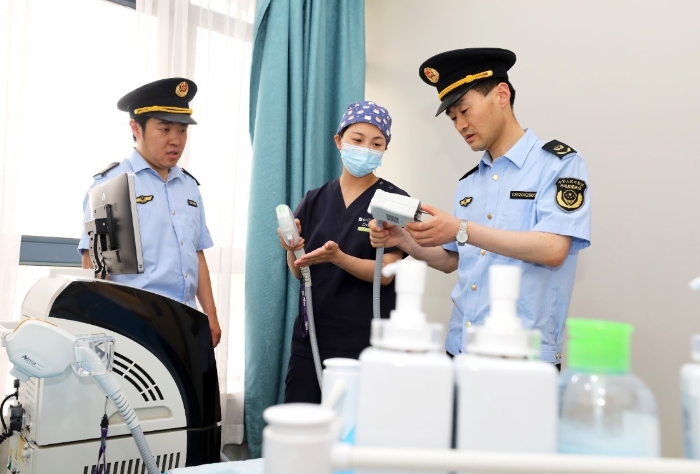 圖為南黎街道市場監(jiān)管所執(zhí)法人員在醫(yī)療器械使用單位檢查。