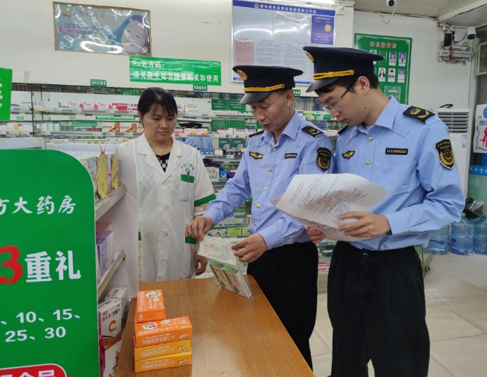 圖為6月13日，該局工作人員在一家藥品零售企業(yè)抽檢藥品。