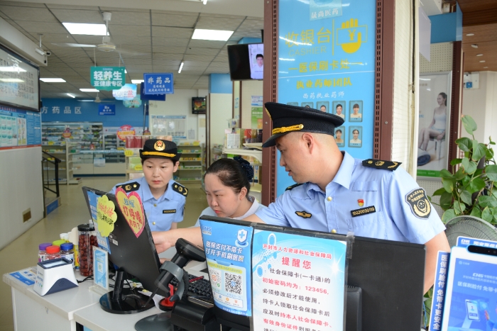 圖為執(zhí)法人員在一家零售藥店檢查藥品網(wǎng)絡(luò)銷售情況。