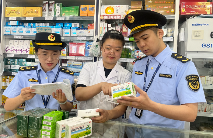 圖為該局執(zhí)法人員在一家藥店對藥品經(jīng)銷情況進行全面核查。