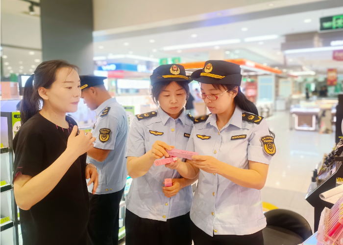 圖為該局執(zhí)法人員對被抽樣單位實施監(jiān)督檢查。