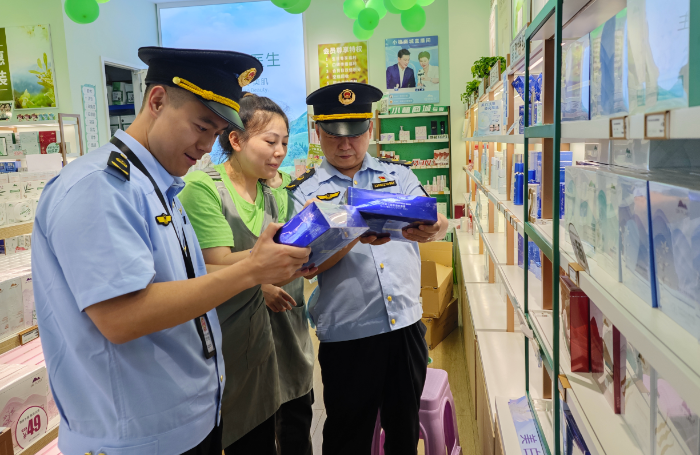 圖為6月21日，該局執(zhí)法人員在一家專賣店檢查化妝品。
