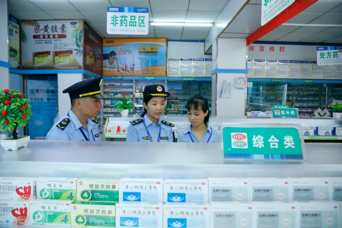圖為6月25日，南陽鎮(zhèn)市場監(jiān)管所執(zhí)法人員在一家藥店進行檢查。（何正君 攝）