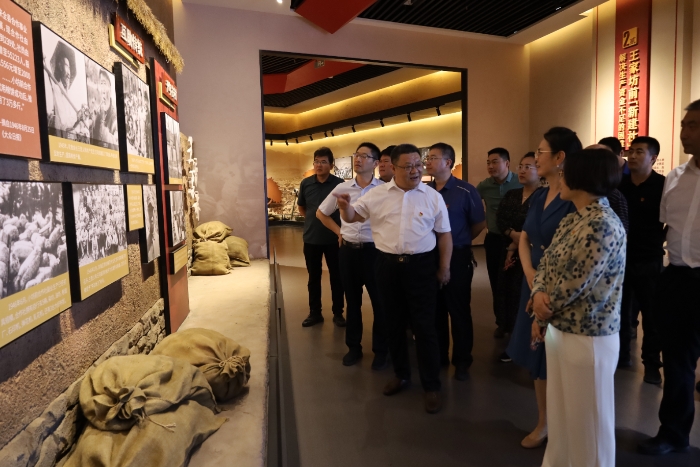 圖為第五分局黨員在沂蒙精神厲家寨展覽館參觀學(xué)習(xí)。趙蘭芳 攝
