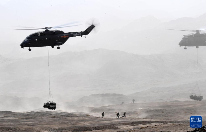 陸軍練兵備戰(zhàn)及轉型建設集訓中，某空中突擊旅進行實兵實彈演練（2018年5月23日攝）。新華社記者 張永進 攝