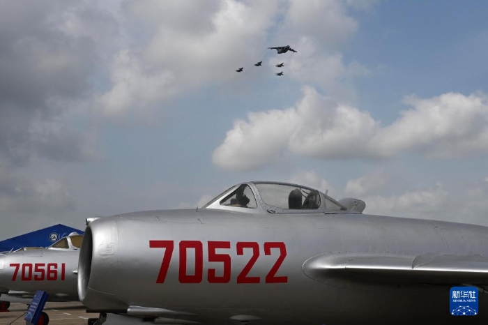 在空軍航空開放活動·長春航空展上，運油-20和殲-20、殲-16加油編隊從米格-15飛機上空飛過（2023年7月29日攝）。新華社發(fā)（余紅春 攝）