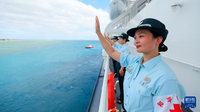 中國海軍“和平方舟”號醫(yī)院船結束訪問湯加時，任務官兵中的文職人員向歡送人群揮手告別（2023年8月4日攝）。新華社發(fā)（徐巍 攝）