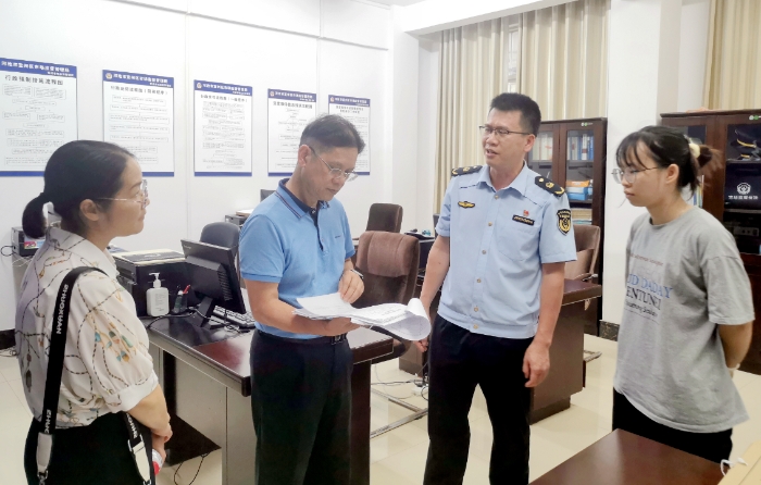 圖為自治區(qū)藥監(jiān)局深入河池市基層市場監(jiān)管所調(diào)研指導(dǎo)整治工作。