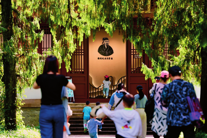 游客參觀位于福建武夷山朱熹園的武夷精舍（2022 年 6 月 6 日攝）姜克紅攝 / 本刊