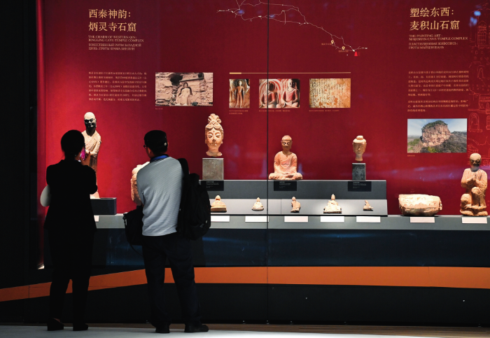 在陜西歷史博物館秦漢館，觀眾參觀“從長安出發(fā)：絲路申遺成功十周年主題展”（2024年5月18日攝）姜克紅攝 / 本刊