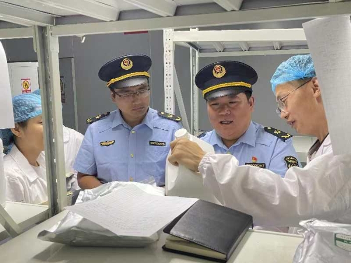 圖為第五分局執(zhí)法人員在生產企業(yè)檢查染發(fā)類化妝品。