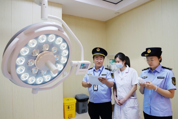 圖為8月7日，該局監(jiān)管人員在一家醫(yī)療美容機(jī)構(gòu)檢查醫(yī)療器械。