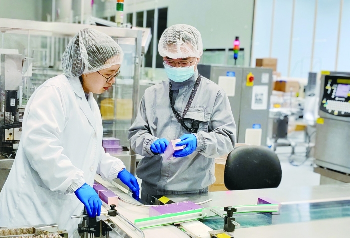 圖為浙江省藥品檢查中心組織開展新進檢查員駐企實訓中，新進檢查員在玫琳凱（杭州）日用品有限公司學習化妝品包裝環(huán)節(jié)的質(zhì)量管理體系相關知識。