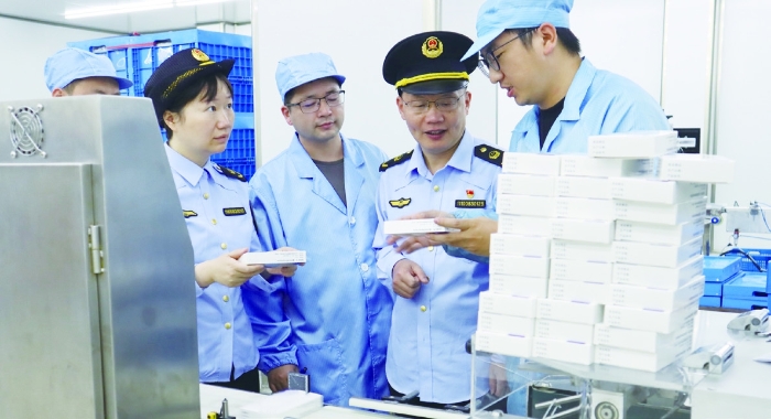 圖為仙居縣藥品檢查員對浙江豐安生物制藥有限公司新生產(chǎn)線開展GMP符合性現(xiàn)場指導。