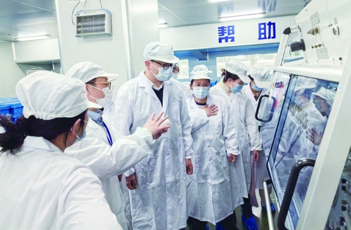 圖為2024年浙江省化妝品職業(yè)檢查“尖兵領航”工程組織檢查員在牙膏生產(chǎn)企業(yè)開展實訓。 浙江省藥監(jiān)局供圖