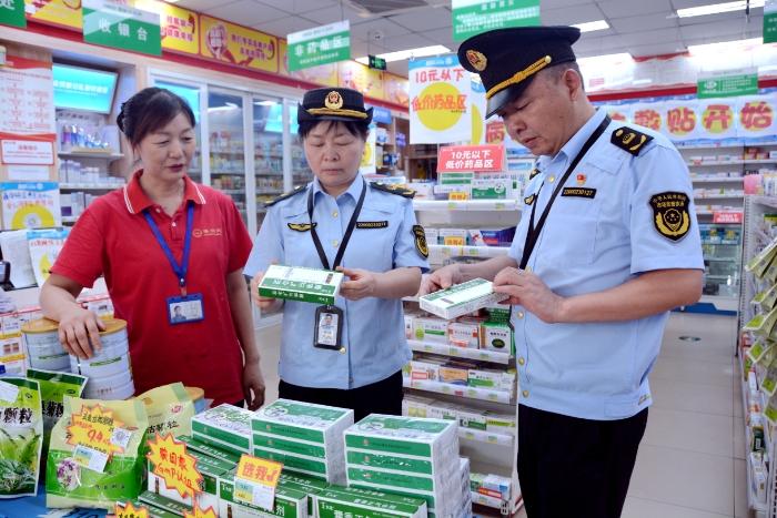 圖為8月12日，該局執(zhí)法人員在一家藥店檢查藥品質(zhì)量。