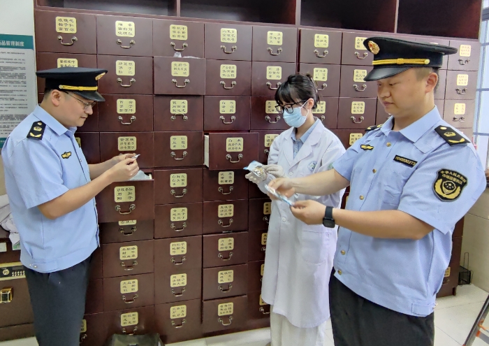 圖為該局執(zhí)法人員對一家診所經(jīng)營的中藥飲片進行檢查。（孫建新 湯宏海 攝）