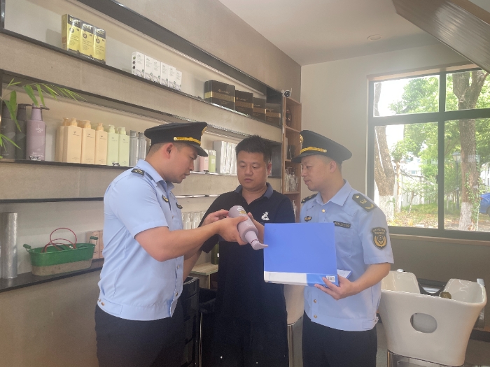 圖為該局執(zhí)法人員在一家美容美發(fā)店檢查洗護(hù)用品。（孫建新 胡紅鈺攝）