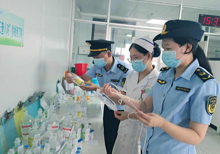 圖為8月15日該局執(zhí)法人員在一鄉(xiāng)鎮(zhèn)衛(wèi)生院檢查無菌和植入性醫(yī)療器械。