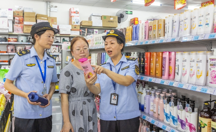 圖為該局執(zhí)法人員在轄區(qū)一家超市化妝品專柜抽查洗發(fā)水情況。（黃勝林 攝）