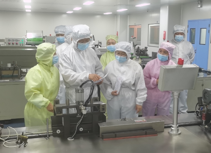 圖為該局執(zhí)法人員在受托生產(chǎn)企業(yè)一次性使用采血針生產(chǎn)車間進(jìn)行現(xiàn)場檢查。（李君 攝）