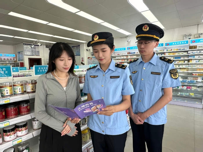 圖為8月28日，該局工作人員向購買藥品的群眾進(jìn)行藥品相關(guān)法律宣貫。