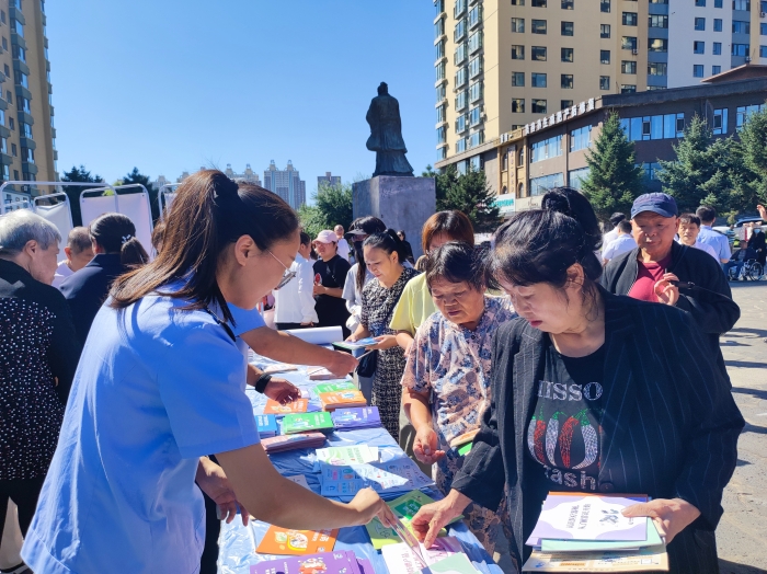 圖為監(jiān)管人員向居民發(fā)放用藥安全科普手冊