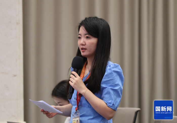 海報(bào)新聞?dòng)浾咛釂枺▌⒔?攝）