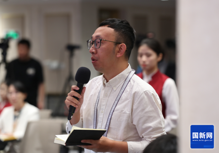 紅星新聞?dòng)浾咛釂枺▌⒔?攝）