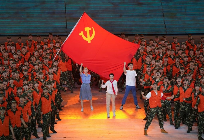 2021年6月28日晚，慶祝中國共產(chǎn)黨成立100周年文藝演出《偉大征程》在北京國家體育場盛大舉行。這是情景舞蹈《黨旗在我心中》。新華社記者殷博古 攝