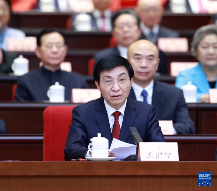 9月20日上午，中共中央、全國政協(xié)在全國政協(xié)禮堂隆重舉行慶祝中國人民政治協(xié)商會議成立75周年大會。中共中央政治局常委、全國政協(xié)主席王滬寧主持大會。新華社記者 王曄 攝