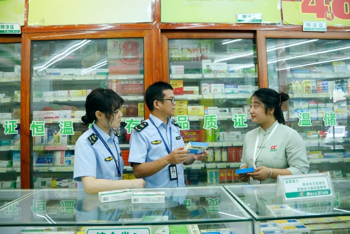 圖為南寧市青秀區(qū)市場(chǎng)監(jiān)管局執(zhí)法人員對(duì)一家藥店在售藥品進(jìn)行檢查。（何正君 攝）